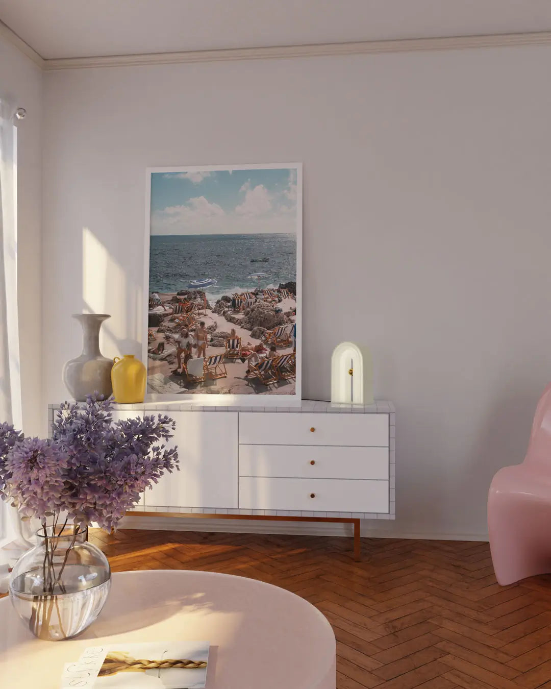 リビングルームに飾られたホワイトフレームの「Vacances in Nice」アートポスター。明るく爽やかな色彩が空間に調和するモダンポスター。