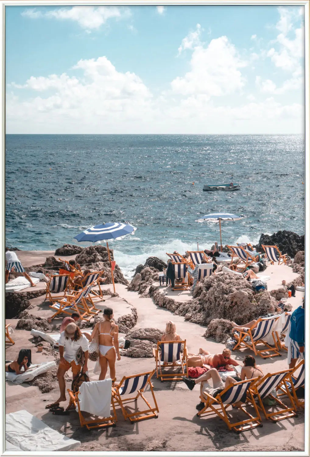 ホワイトフレームに収められた「Vacances in Nice」アートポスター。爽やかな色彩が引き立つ、洗練されたモダンポスター。