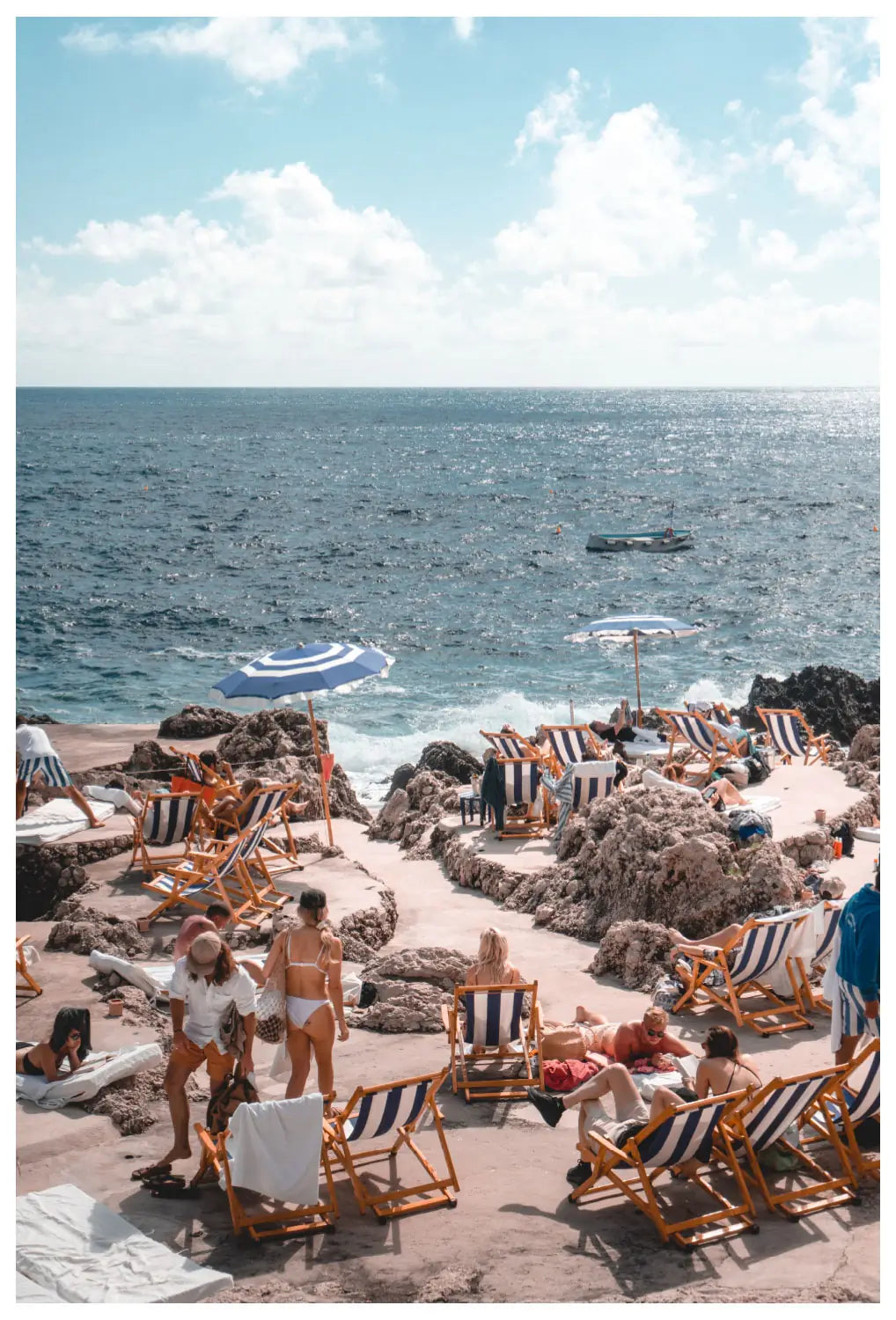 フレームなしの「Vacances in Nice」アートポスター。色彩とデザインそのものが際立つモダンポスター。