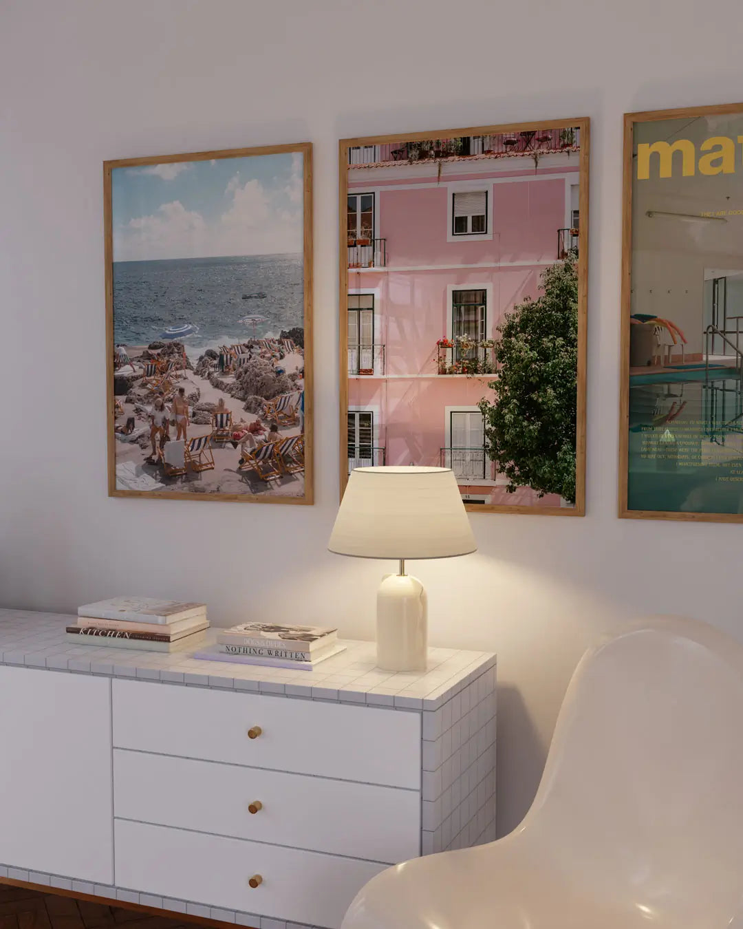 ギャラリー空間に展示された木製フレームの「Vacances in Nice」アートポスター。温かみのある質感と洗練された色彩が際立つモダンポスター。