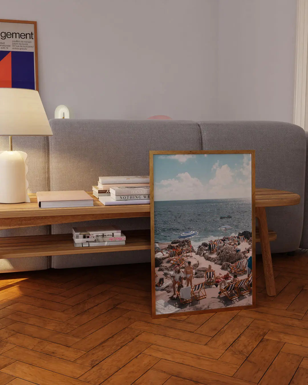 木製フレームに収められた「Vacances in Nice」アートポスター。温かみのあるフレームと爽やかな色彩が調和するモダンポスター。